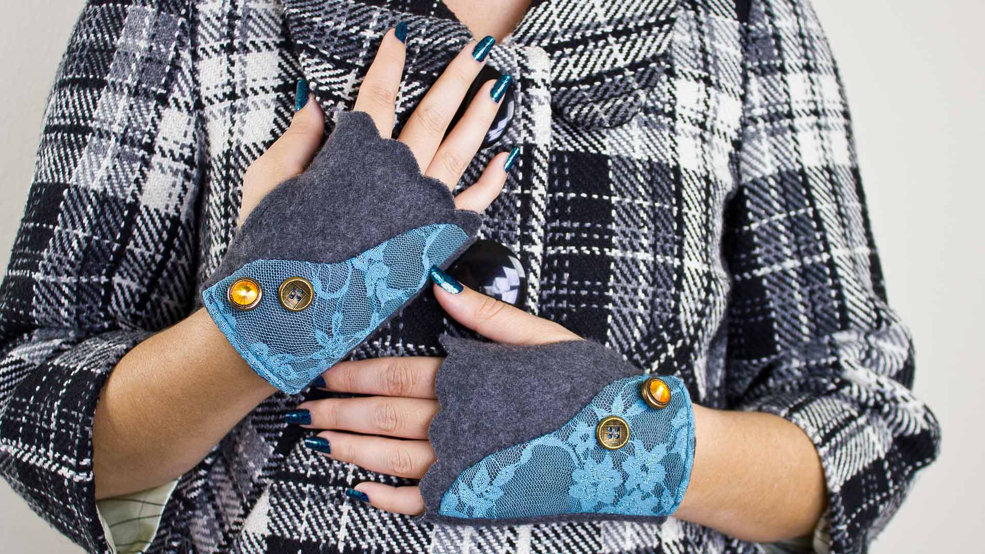 Easy and Quick Fingerless Gloves – Prims -N- Stitches